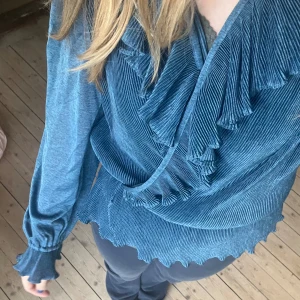 Marinblå topp  - Långärmad blå topp, jättebekväm men inte riktigt min stil. Aldrig använd så bra kvalité. Finns en kjol till (kjolen kostar 100 kr om ni vill ha den till) 💕