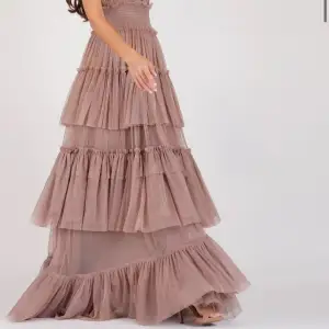 Säljer nu denna fina balklänning i storlek 38. Den är aldrig använd (bild 2 är lånad), alltså är klänningen i mycket bra skick samt med prislappen kvar på klänningen.