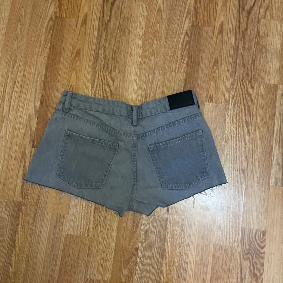 Grå lågmidjade shorts😙 - 90