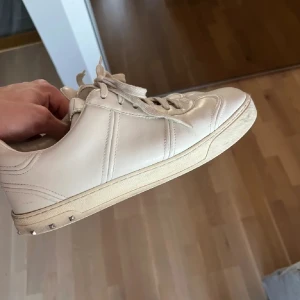 Valentino Flycrew - Säljer nu ett par feta Flycrews i ganska så använt skick men går att fräschas upp priset ligger på 2299 priset är ej fast finns ej att få tag på nytt