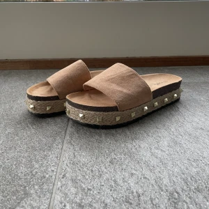 Tofflor - Perfekta tofflor till sommarn 🌺Super kvalite och knappt använda.  Liten defekt på högerskon (se bild 4) men annars toppen skick