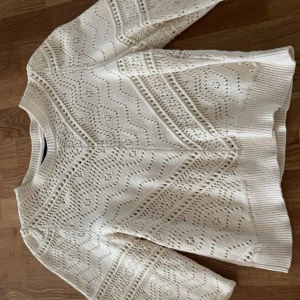 Sommar topp! - Super söt sommar top som kan kläs upp och ner! Jag säljer denna då den bara hängt i garderoben och testats på. Har används Max 7 gngr. Den är kräm vit och trekvartsärmad. Säljer den för 100kr. Kontakta mig för mer information eller bilder💝