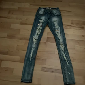 Fräcka jeans - Tight modell och låg midja. Strl XS. Mycket fint skick.