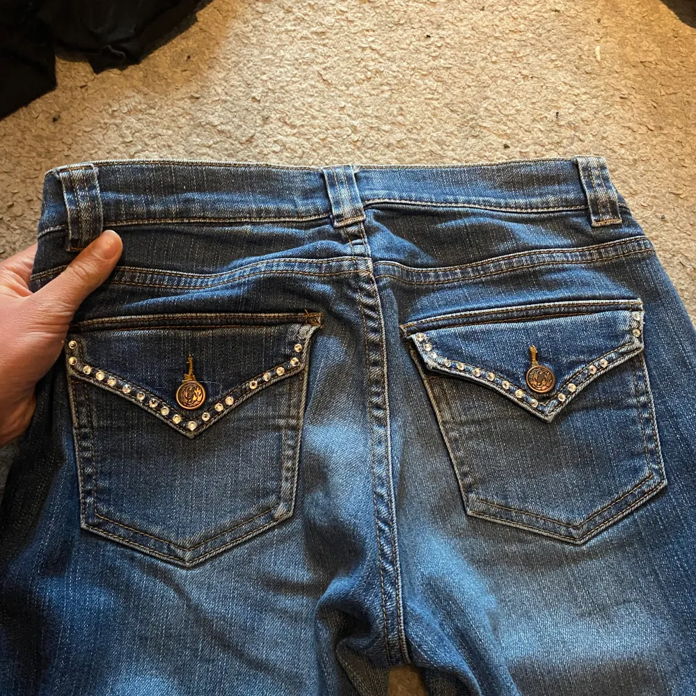 Låg midjade utsvängda jeans med coola detaljer och fickor med rhinestones. Från hm. Jeans & Byxor.