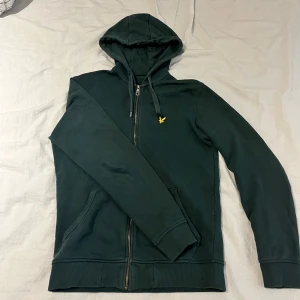 Lyle & Scott Zip Up hoodie  - Lyle & Scott zip up hoodie i fint skick. Den är i storleken XS och är rätt så slim i passformen.