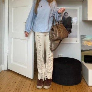 Jeans med snörning  - Beiga jeans med snörning från HM, säljs inte längre. Superbra skick.