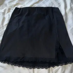 Säljer denna sköna kjol från hm. Sparsamt använd ca 2 gånger. Väldigt stretchig
