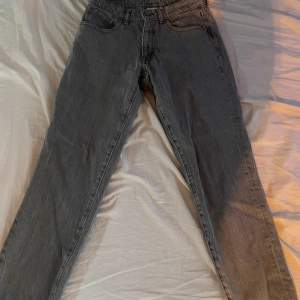 Ett par gråa jeans i bra skick  Från carlings