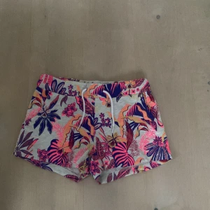 Shorts - Färglagda shorts i strl xxs/xs. Inköpt på barnavdelningen av oblygt men använd 1 gång. Jätte fina och i ett super bra skick. 