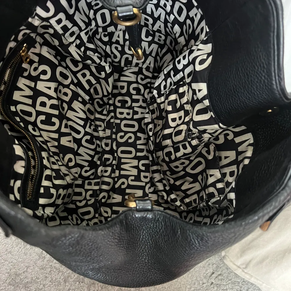 Säljer min jätte fina marc jacobs väska då den inte kommer till användning längre. Den är använd men finns inga defekter!!! Orginalpris ca 4000kr. Dustbag finns . Väskor.