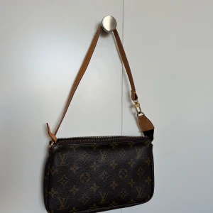 LV väska - Säljer denna LV väskan (ej äkta)  Gott skick endast bandet som är lite skadat går att byta ut, annars inga skador 