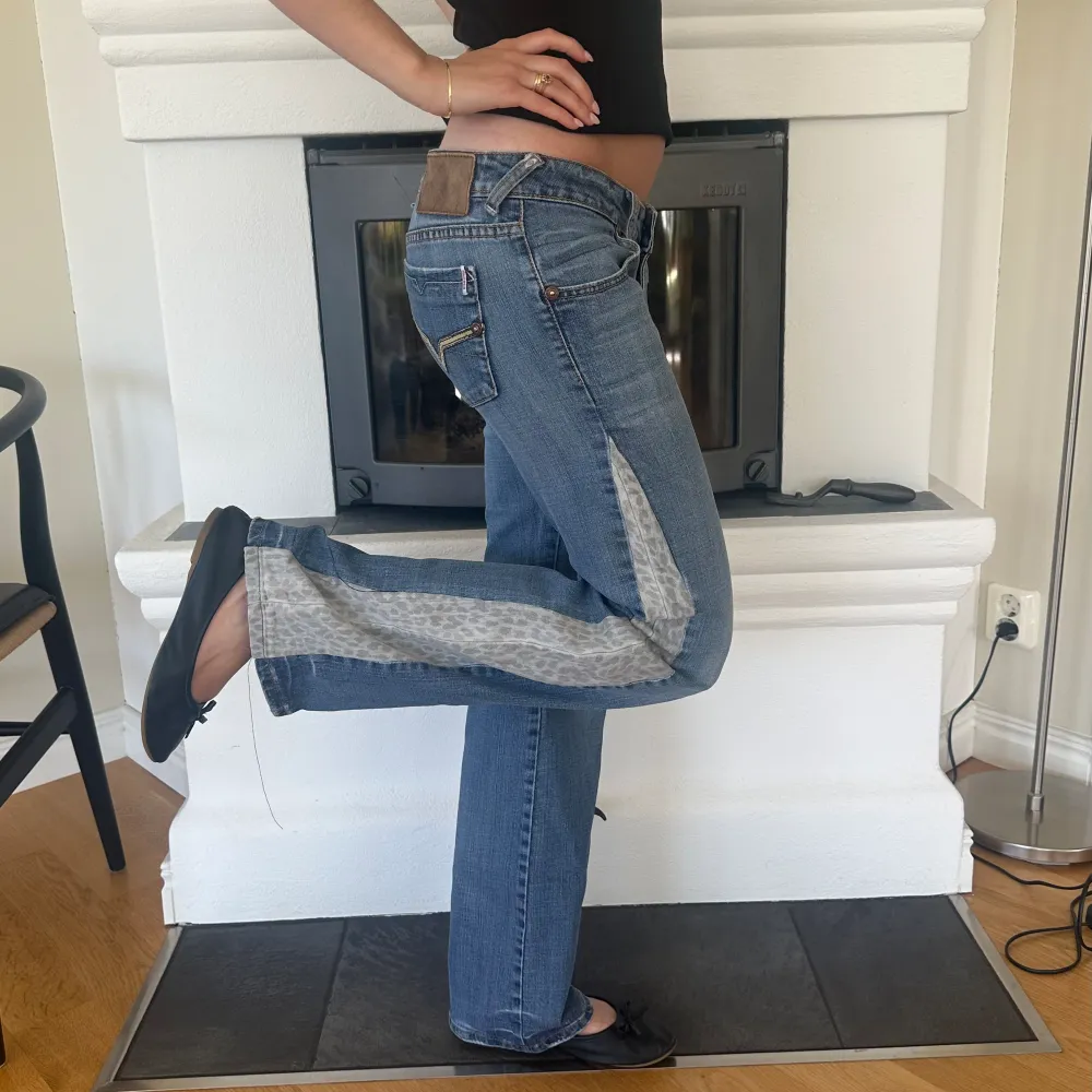 så unika remake jeans med leopard!! 🩷🩷 Midjemått: 76 cm Ytterbenslängd: 104 cm (Jag på bilden är ca 172 cm) . Jeans & Byxor.