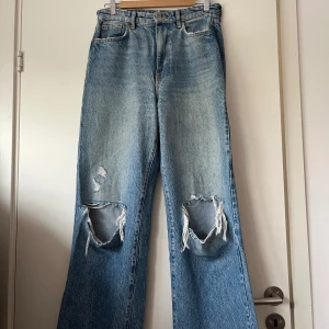 Slitna jeans - Slitna jeans, passar inte mig längre. Sitter väldigt bra på, använda några gånger. Storlek 38. Köparen står för frakten. Säljer för 200kr