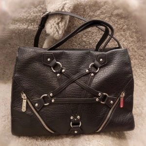 Killstar Väska Pentagram - Supersnygg handväska från Killstar. Modellen heter Jadis. Bra skick. Skicka meddelande innan köp då den finns på fler sidor