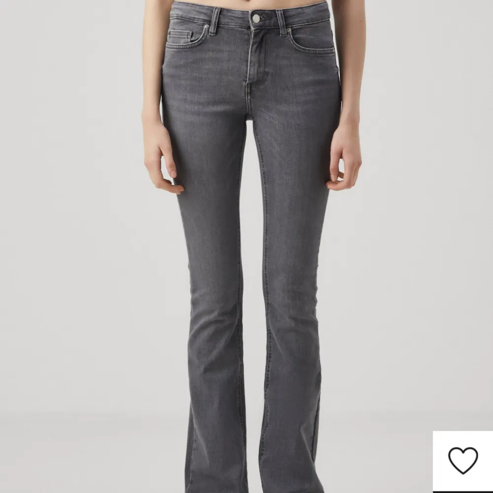 Köpta på zalando för 519kr. Det är i storlek S/30. Sitter bra på mig (jag är 163cm) Inga defekter, har inte använt de mycket alls💞(sitter ganska tajta +stretchiga)🤍🤍🤍. Jeans & Byxor.