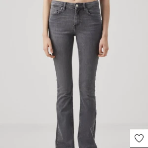 Gråa flarejeans - Köpta på zalando för 519kr. Det är i storlek S/30. Sitter bra på mig (jag är 163cm) Inga defekter, har inte använt de mycket alls💞(sitter ganska tajta +stretchiga)🤍🤍🤍