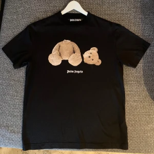 Palm Angels Kill The Bear T-Shirt - Palm Angels Tröja, köpt på Bloomingdales i Dubai 2021. Använd ett fåtal gånger, aldrig tvättad och i perfekt skick. Köpt för cirka 4000kr, säljer för 2250 och priset går att diskutera vid snabb affär.  Box, tags & diverse tillbehör medföljer.