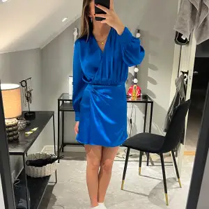 Fin blå klänning i satin från zara! Prislappen är kvar💙perfekt till sommaren!!