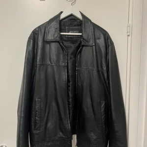 Skinnjacka - Säljer min skinnjacka då den inte riktigt passar så som jag vill. Kan tradea för en annan skinnjacka  Pris inte hugget i sten