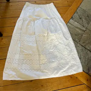 Halv lång kjol, står inte storlek men passar xs-m ungefär.