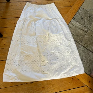 Midi kjol - Halv lång kjol, står inte storlek men passar xs-m ungefär.