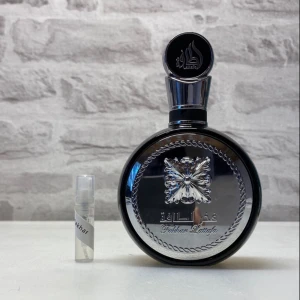 Lattafa Fakhar - Säljer samples av Lattafa Fakhar, en jättefin dupe av YSL EDP, som funkar för alla säsonger och lägen! Priser: 1 ml: 12 kr 2 ml: 20 kr 5 ml: 40 kr Packas varsamt, hör av er!