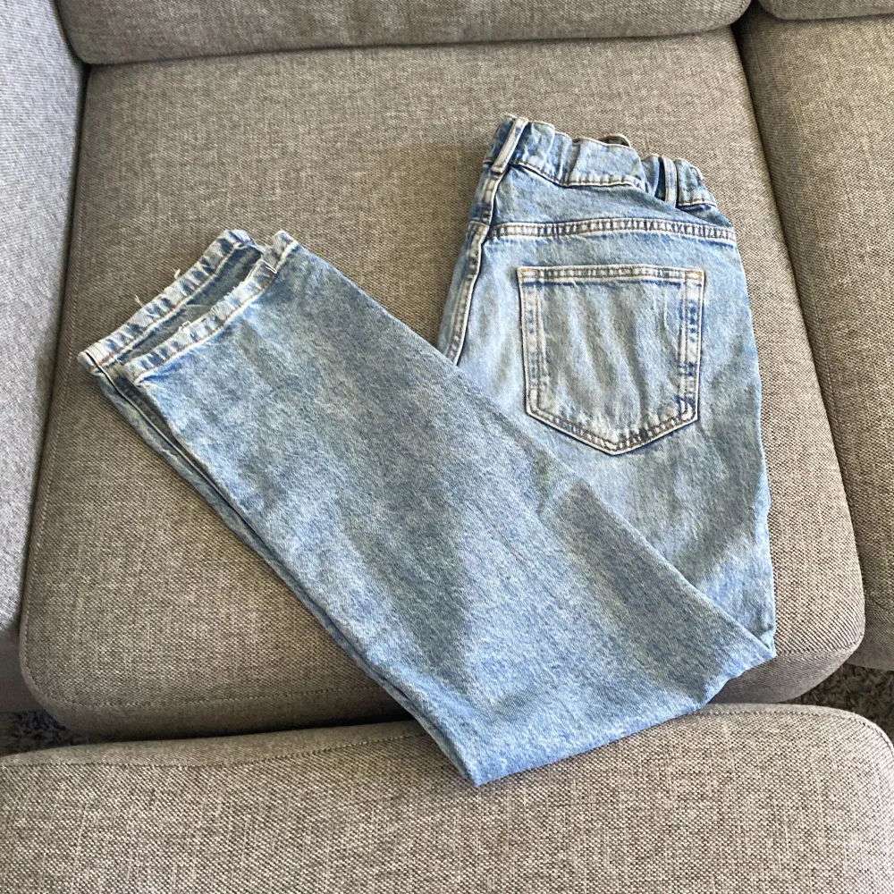 Rensar garderoben och hitta ett par jeans från Lindex i storlek S. Inga defekter förutom några lösa trådar vid fotterna men de kan man enkelt klippa bort. Säljer för 50kr eftersom att de inte är något fint märke men byxorna e snygga. Nypris 499kr. . Jeans & Byxor.