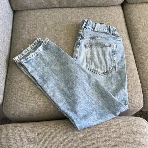 Rensar garderoben och hitta ett par jeans från Lindex i storlek S. Inga defekter förutom några lösa trådar vid fotterna men de kan man enkelt klippa bort. Säljer för 50kr eftersom att de inte är något fint märke men byxorna e snygga. Nypris 499kr. 