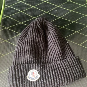 Mössa - Säljer dena monclar mössan som inte är andvänd eller något. Tar också byten. 