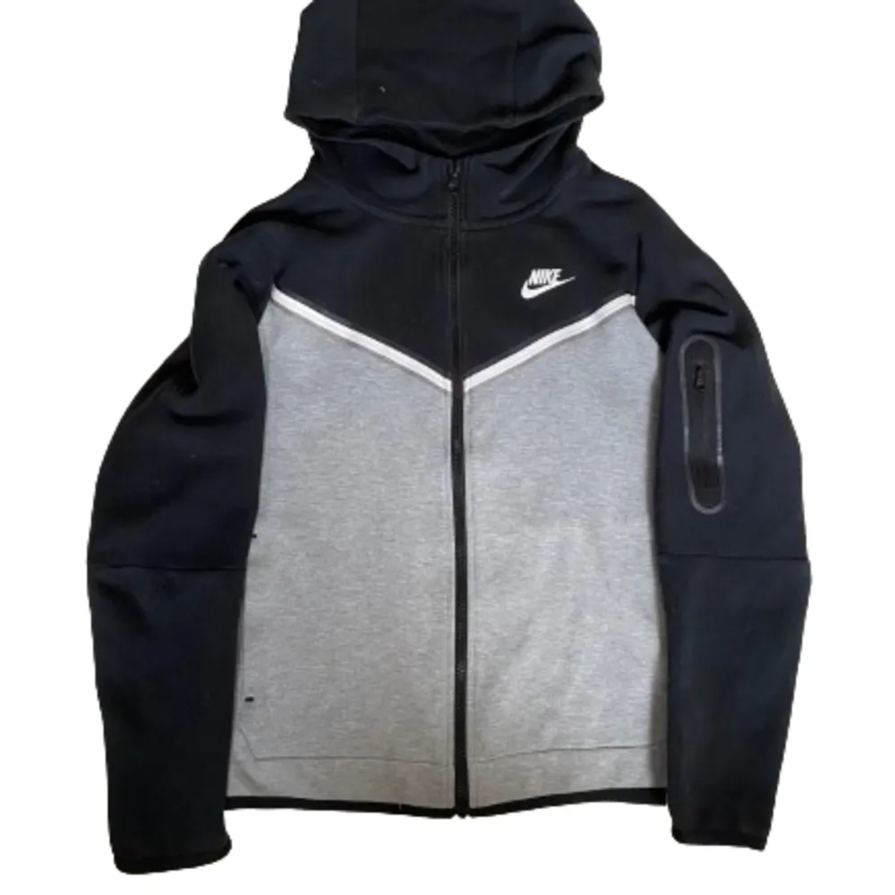 Säljer nu denna trendiga hoodie från Nike | Skick : 10/10, knappt använd | Pris : Nypris : 1000kr, mitt pris 399kr. Priset är inte hugget i sten | Om du har några frågor är det bara att höra av dig! ❤️. Hoodies.