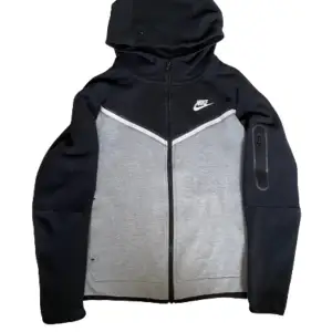 Säljer nu denna trendiga hoodie från Nike | Skick : 10/10, knappt använd | Pris : Nypris : 1000kr, mitt pris 499kr. Priset är inte hugget i sten | Om du har några frågor är det bara att höra av dig! ❤️