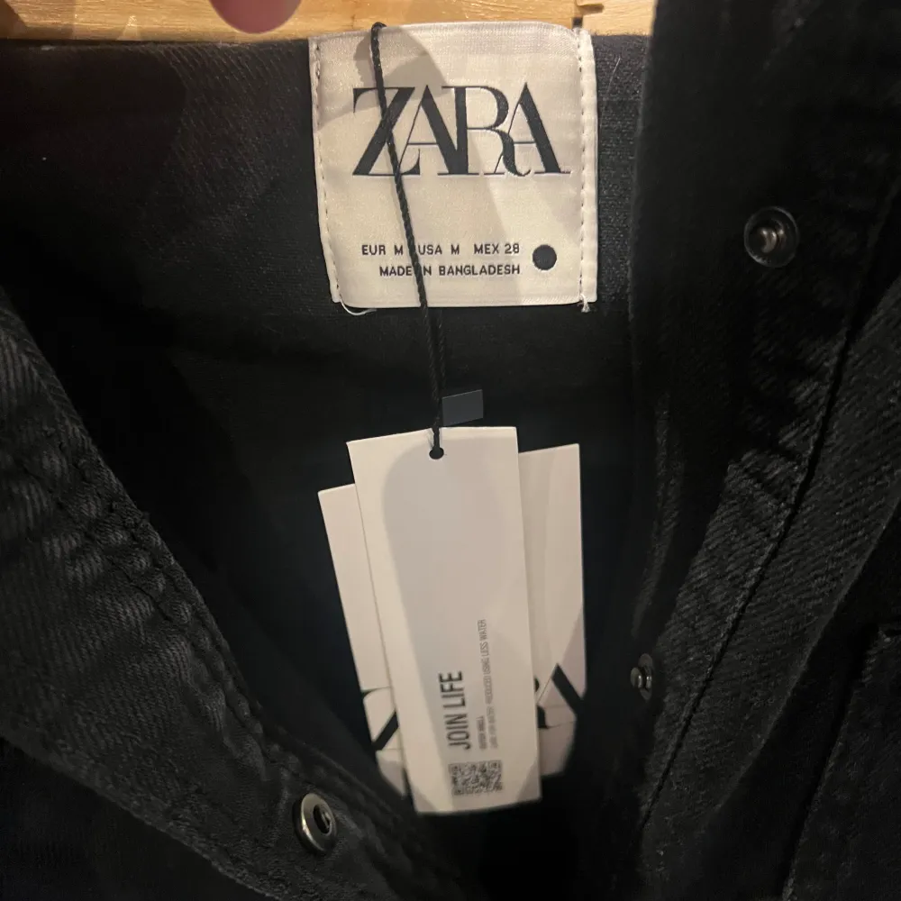En helt ny jeansjacka från zara, skick 10/10, storlek M, säljer då de inte är min typ. Jackor.
