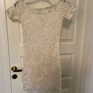 Vit klänning - Gammeldags vit klänning med spets. Använd men i fint skick 