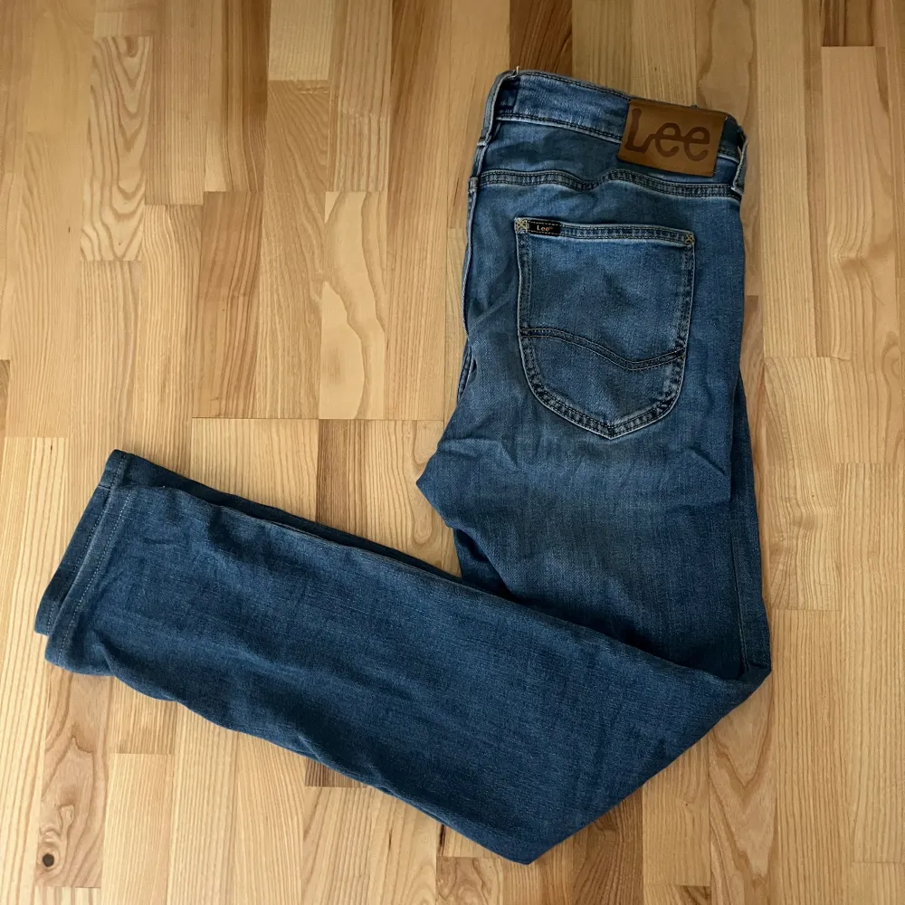 Säljer nu ett par lee jeans i bra skick. Inga tecken på defekter. . Jeans & Byxor.