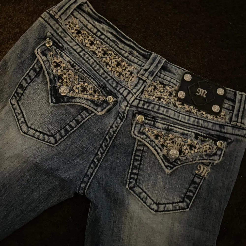 Snygga jeans i en rak modell som är väl använd och ganska urtvättad!. Jeans & Byxor.