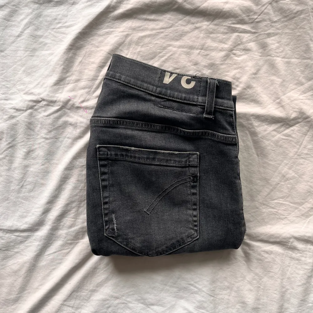 Hej! Säljer nu dessa sjukt snygga dondup jeans som är perfekta till våren och sommaren | Trendigaste och mest eftertraktade färgen på marknaden! | Storlek 34, sitter som 32/33 | Skick: 10/10 | Ny pris: 3800 kr, Säljs för 1199 kr. Jeans & Byxor.