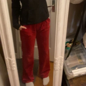 Juicy byxor  - Säljer mina röda juicy byxor då de inte kommer till användning längre💗 helt ny skick