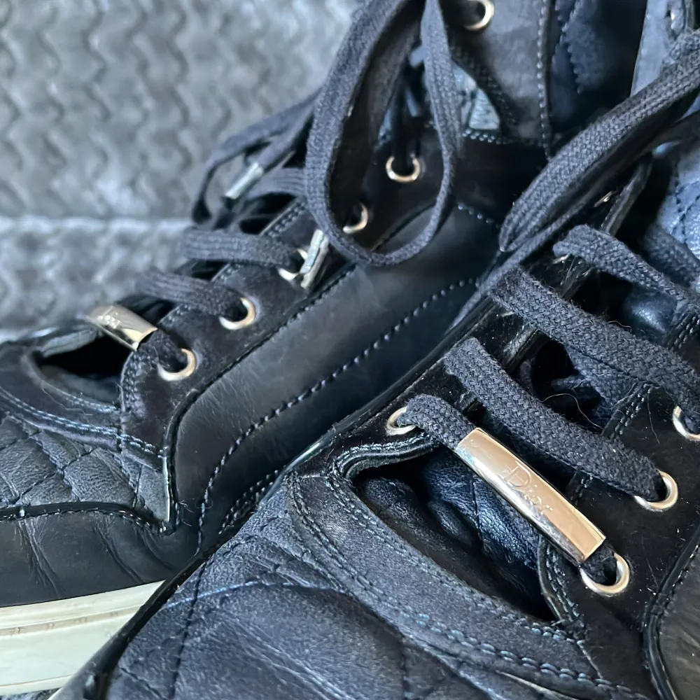 SKIT snygga dior lace upp trainers skor!! Marinblåa med silvriga detaljer, använda ca 3-4 gånger💙 dem är i hyfsat gott skick!   Köparen står för frakten💙💙 #dior #diorshoes. Skor.
