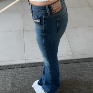 Diesel jeans - low bootcut  - Ett par snygga mörkblåa jeans som används bara några få gånger. Dock har jag klippt upp byxorna, men jag är 161cm och jeansen är på gränsen till för långa💕 Orginalpris: 1500 kr