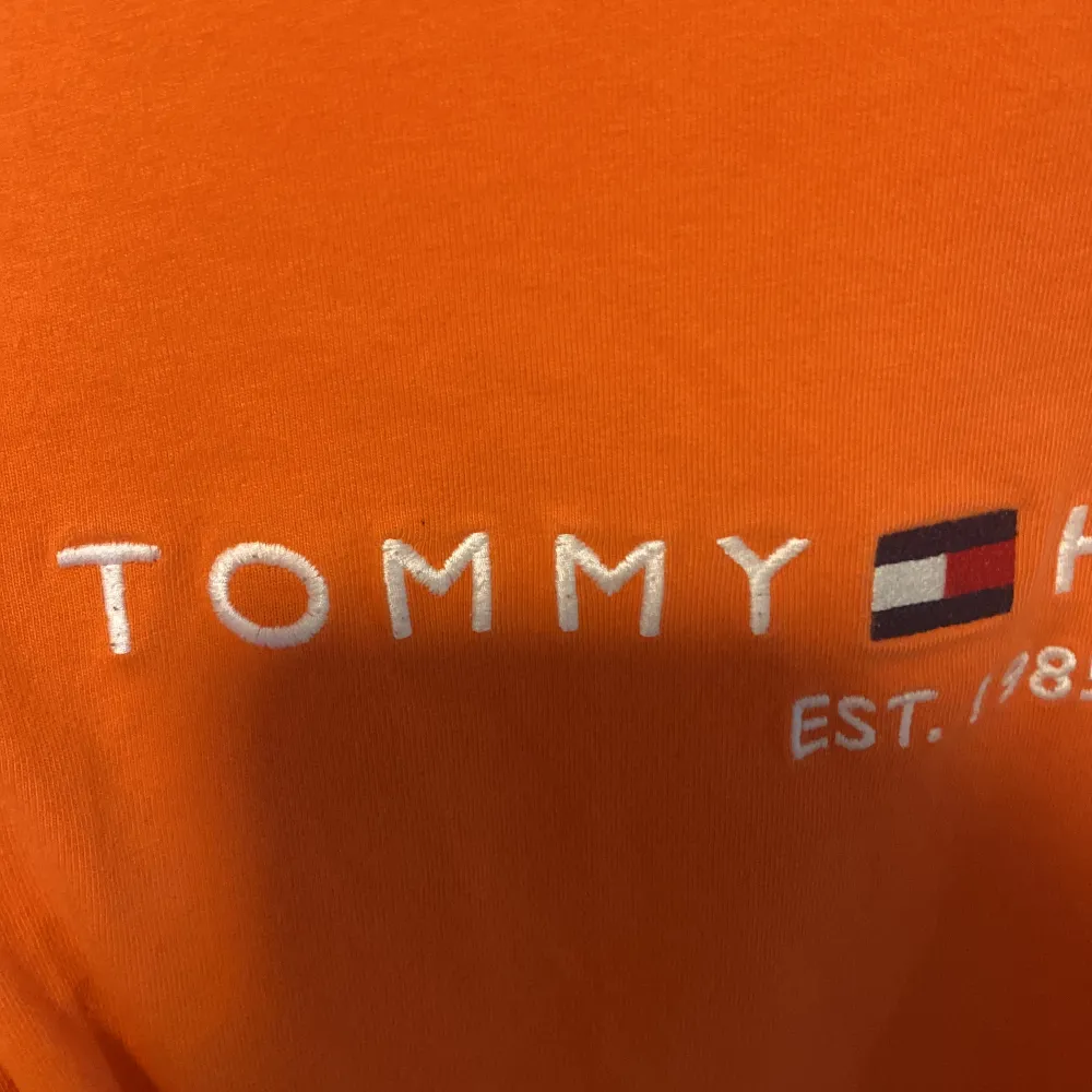 Orange tröja från TH den är ganska mer mörk i verkligheten, teken på användning är på texten som är något nopprig syns på bild 2 anars är den felfri, storlek L. T-shirts.