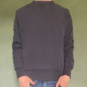 Calvin Klein tröja med batch  - Calvin Klein tröja med batch. 7/10 skick 