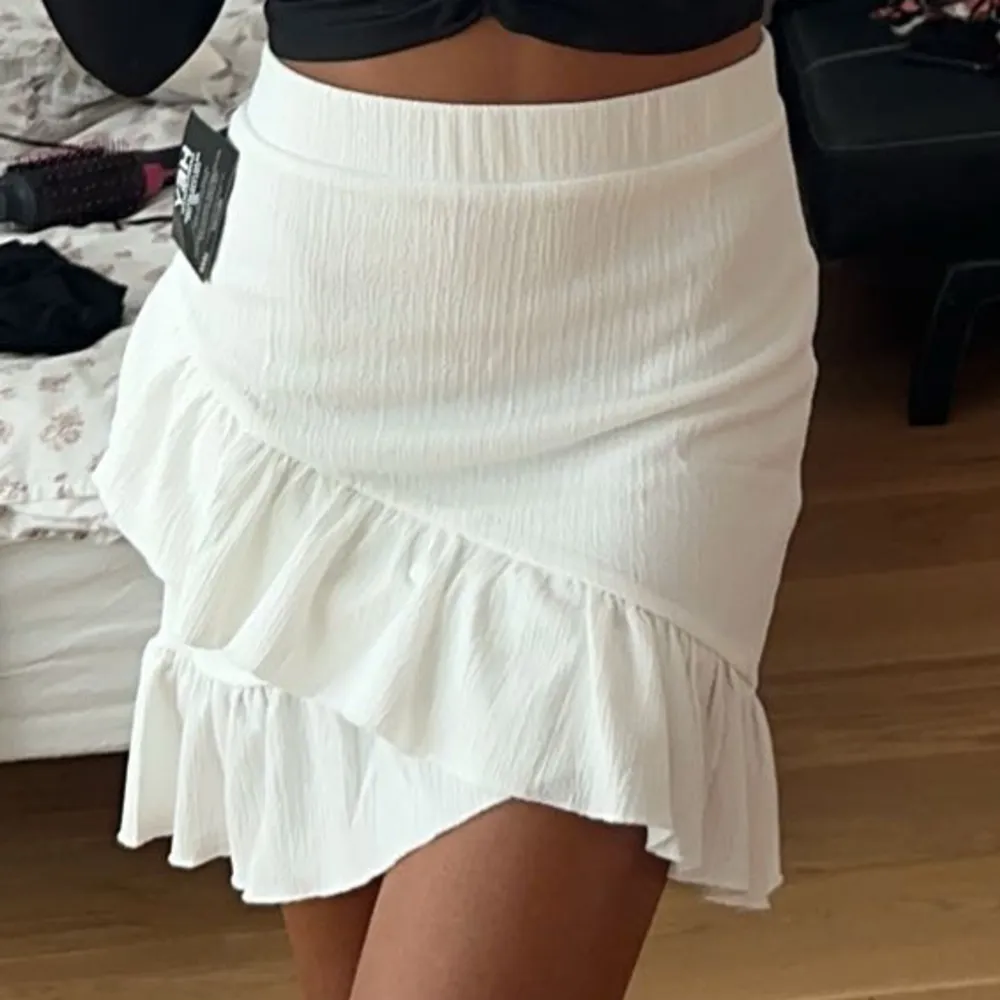 Jätte fin vit kjol, nytt skick 🤍 aldrig använt skriv privat för frågor 🤍. Kjolar.