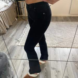 Säljer nu mina fina dr denim bootcut jeans då de blivit försmå. Storlek xs/30. Men jätte stretchiga!💗