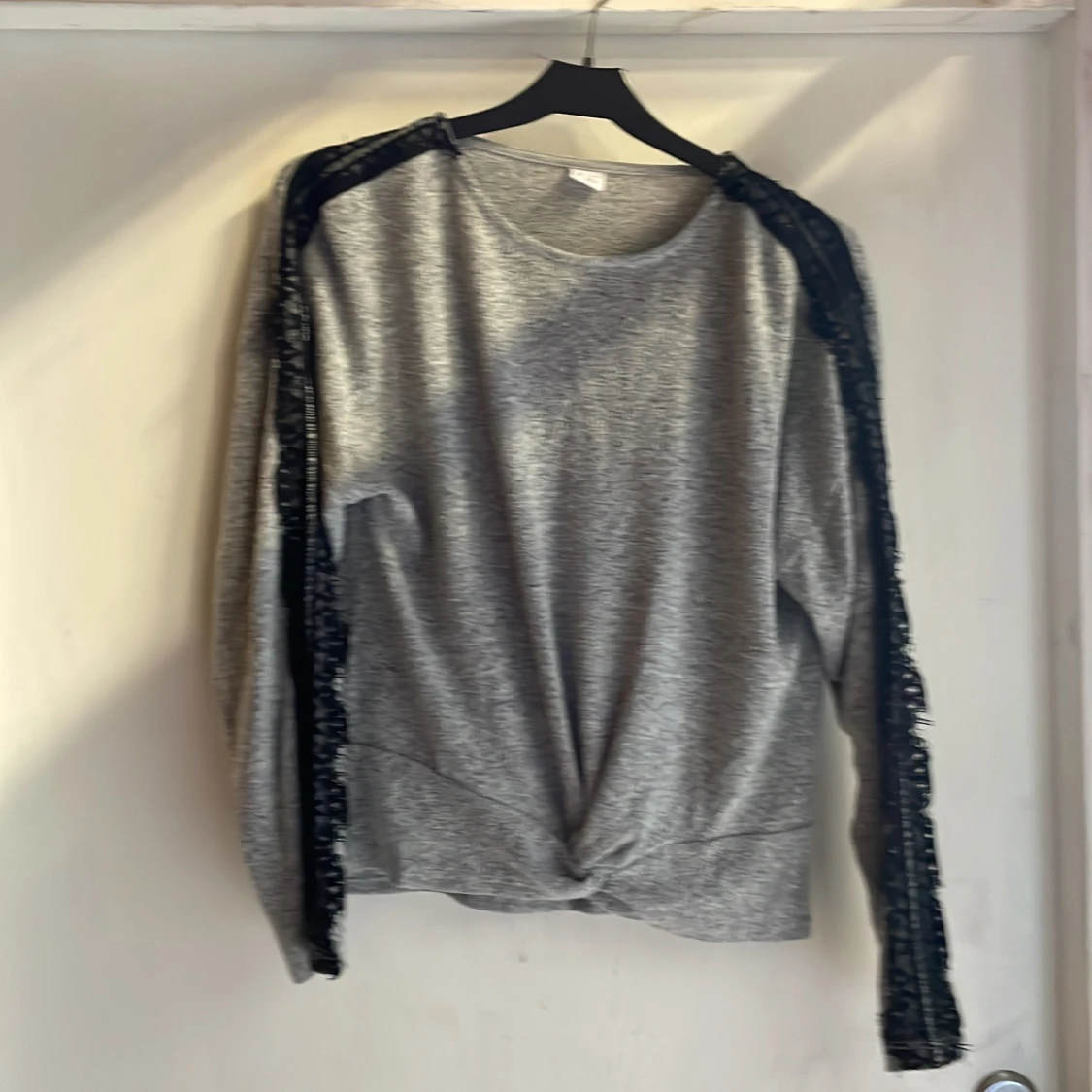 Grå långärmad tröja