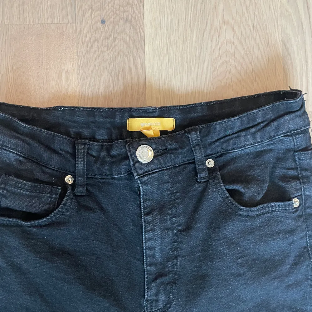 Svarta jeans ifrån gina tricot i storlek 34. Slitsar längst ner, fint skick. Jeans & Byxor.