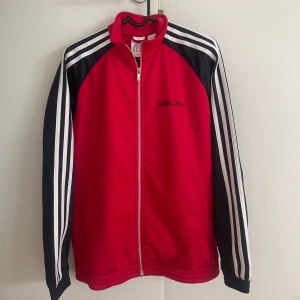 adidas vintage jacka  - perfekt skick, storleken är 164 men den passar en s-m