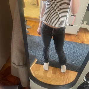 Zara jeans - Säljer mina svarta zara jeans då jag växt ut dem. Jag har lagt ner dem vid fötterna så att dem ska bli längre. Annars är dem i nästintill nyskick! Skriv om du vill ha fler bilder 💗
