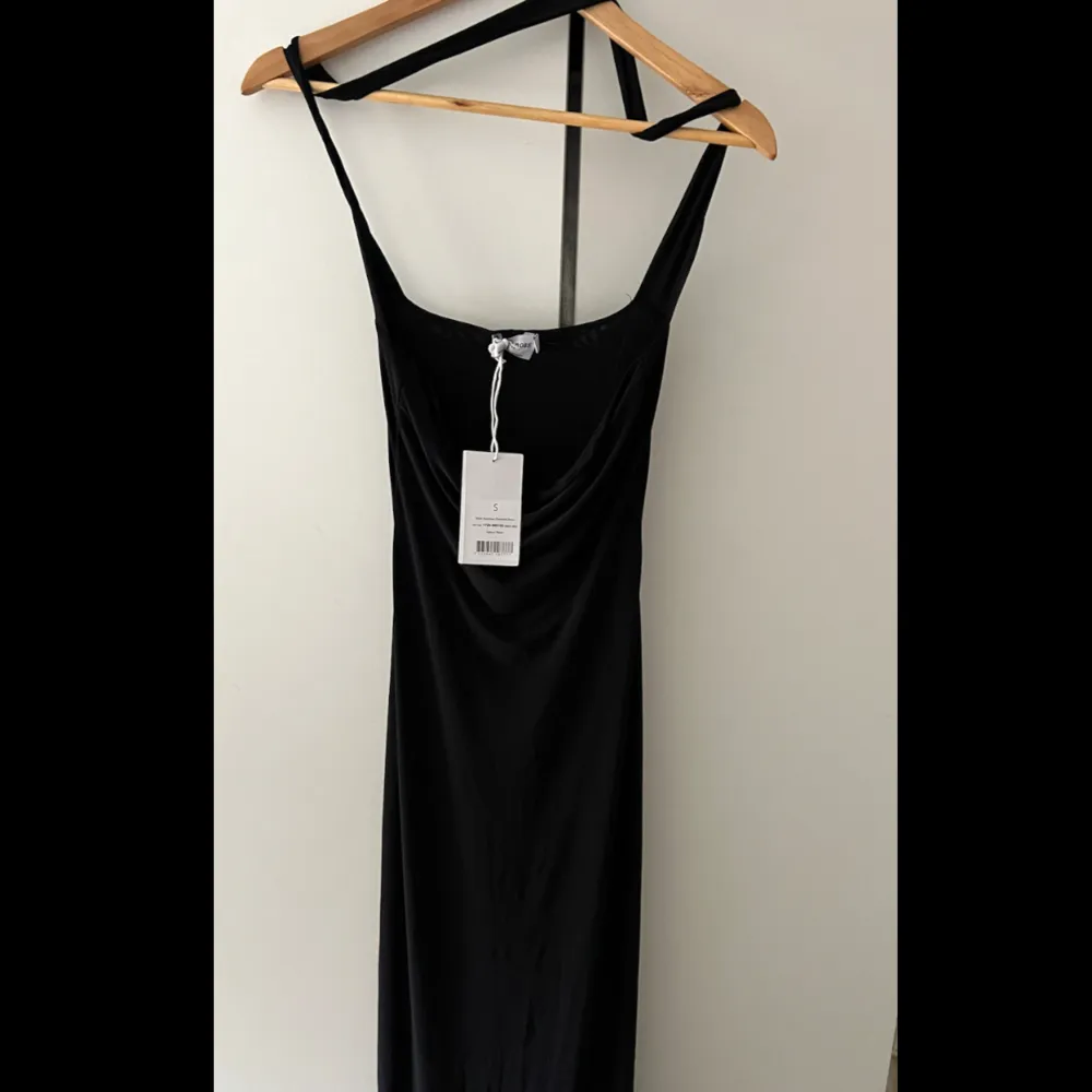 Säljer denna superfina klänning, oanvänd. Från kollektionen Claire Rose x NA-KD . Klänningar.