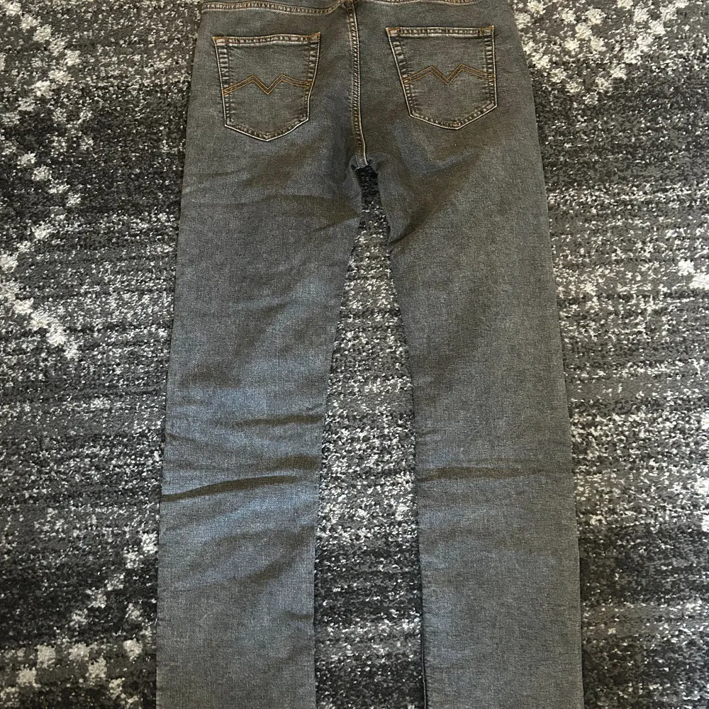 Riktigt feta jeans från monten, aldrig använd då dom var för stora för mig. Lådan kvar (får med om man vill) Nypris: 1250kr. Jeans & Byxor.