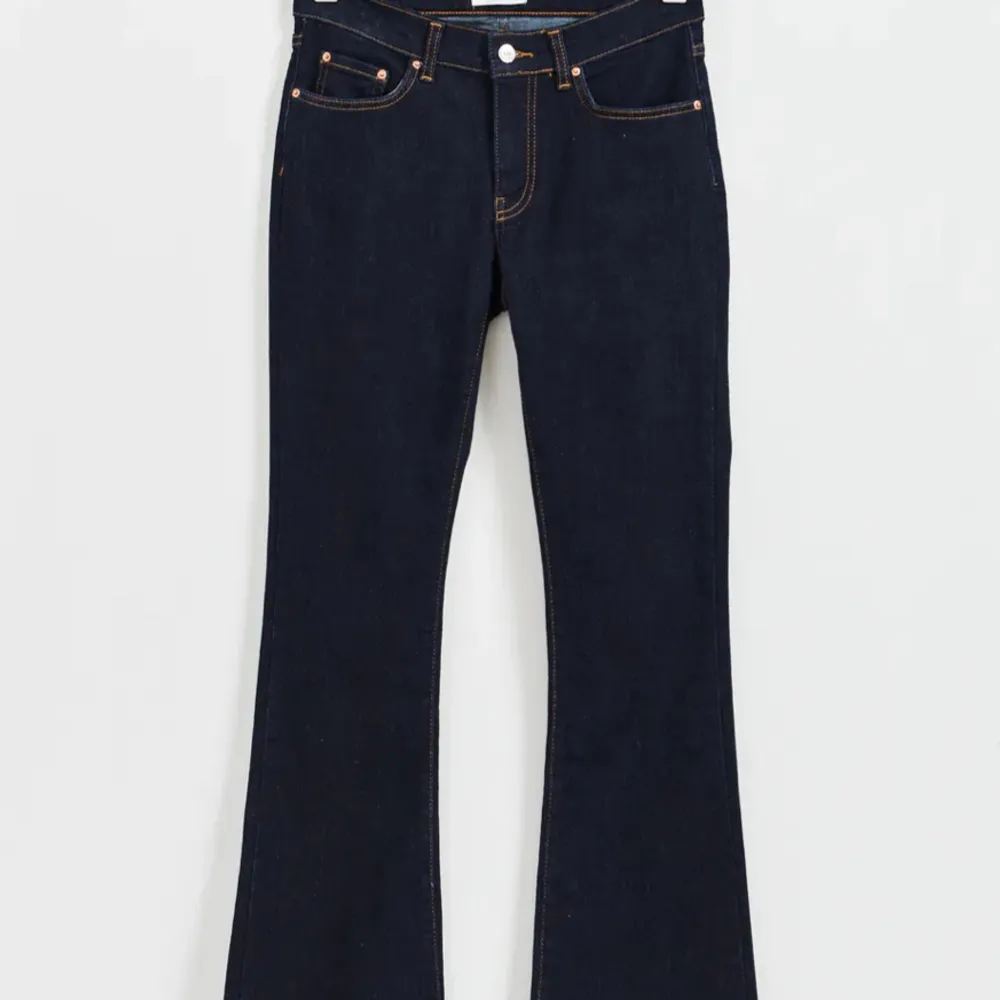 Svarta, lågmidjade, bootcut, jeans från Gina tricot. Orginalpris 500 men säljer för 149 kr 😚. Jeans & Byxor.